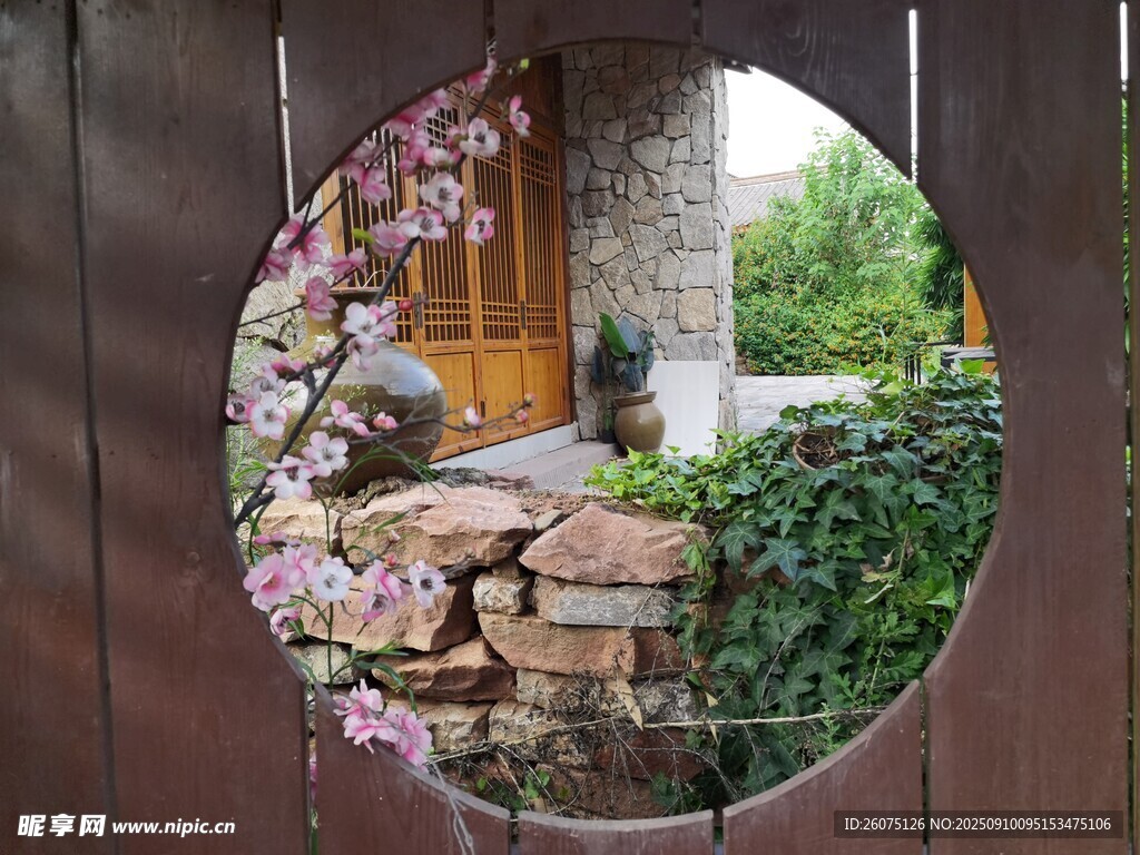 透過(guò)花窗看庭院景致