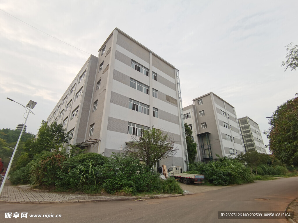 現(xiàn)代多層白色建筑景觀