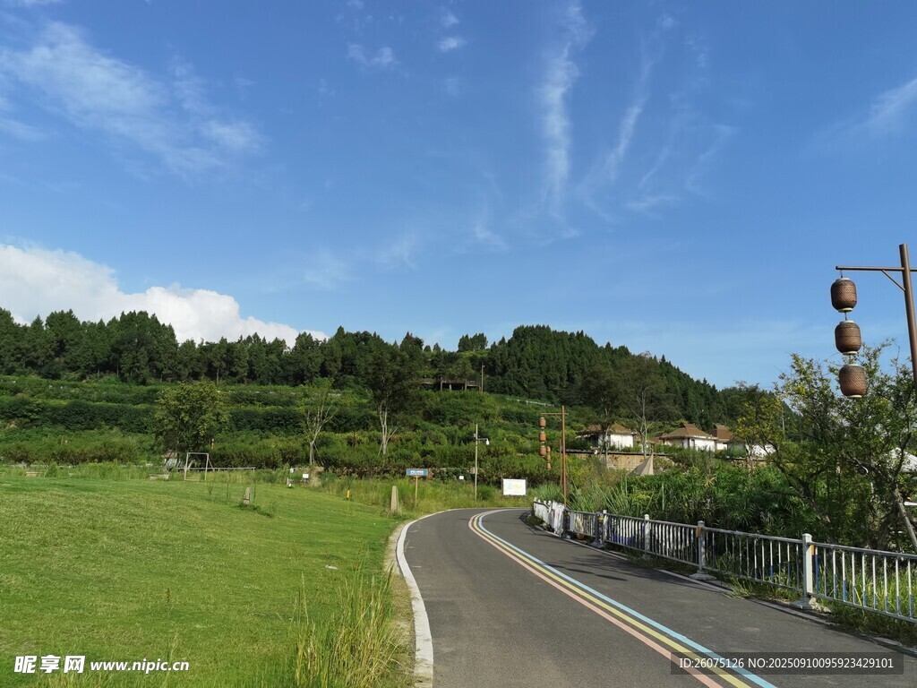鄉(xiāng)村公路旁的綠野藍(lán)天