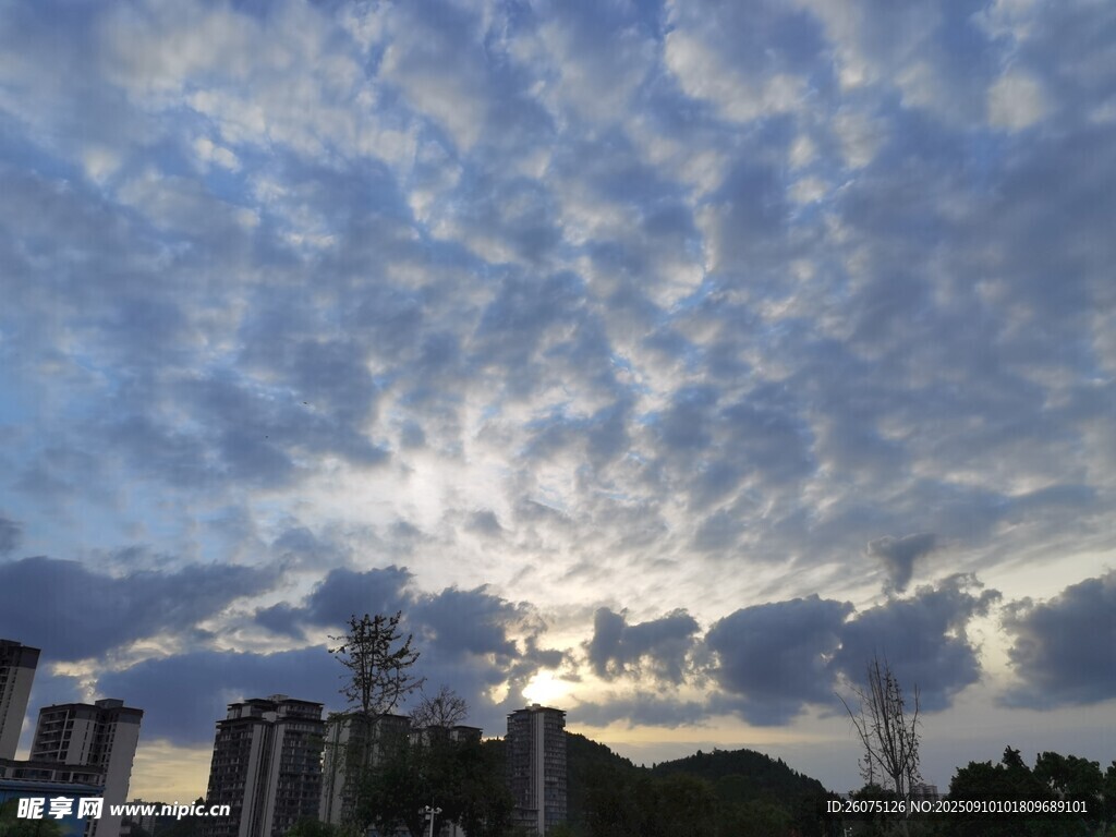 城市上空的夢(mèng)幻云朵景觀