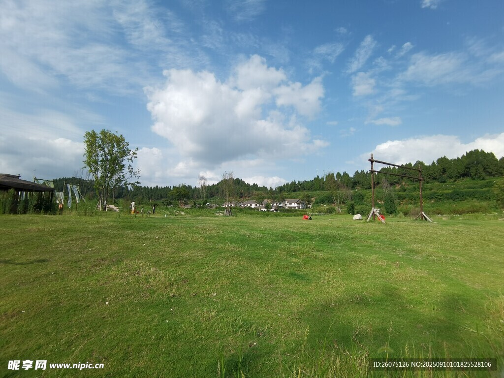 廣袤綠野與藍(lán)天白云美景