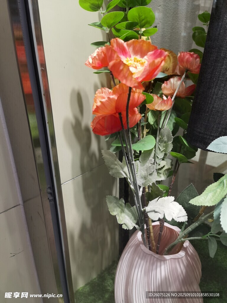 櫥窗花瓶中綻放的多彩仿真花卉