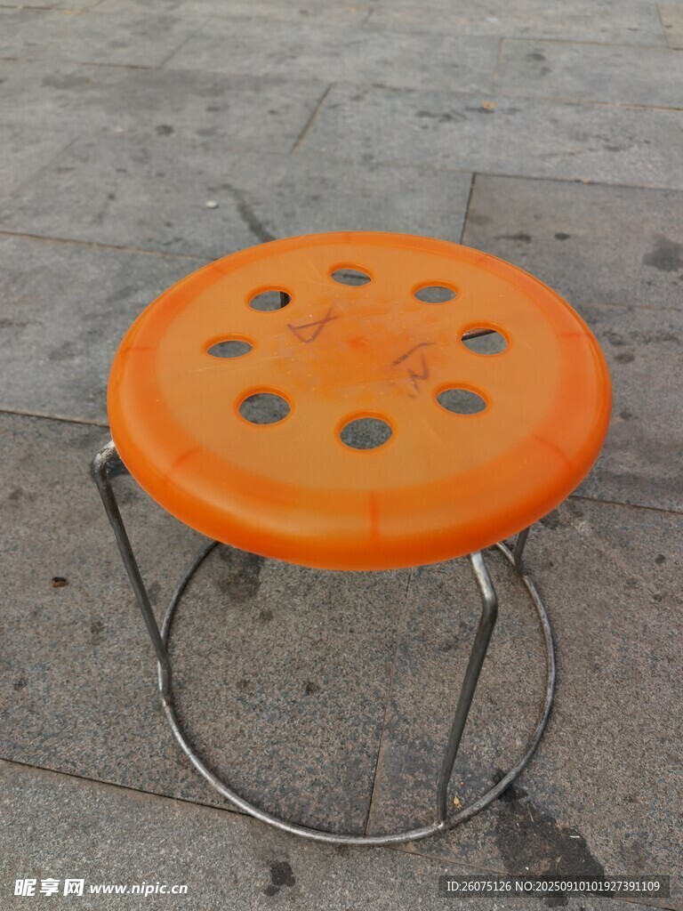 橙色塑料圓凳