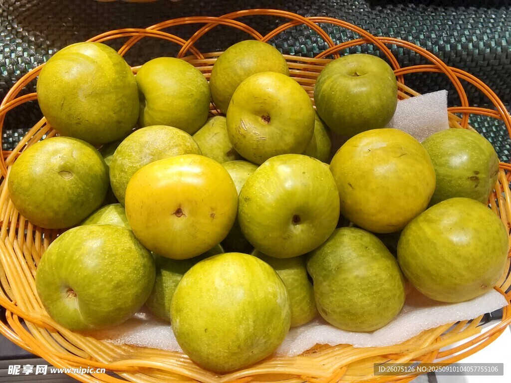 竹籃中的青綠色新鮮李子