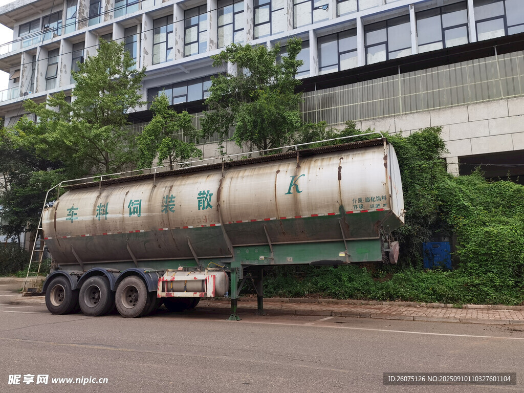 大型油罐車?？坑诮ㄖ锱? />
                            </div>
                    </div>
                </div>



                <div   id=