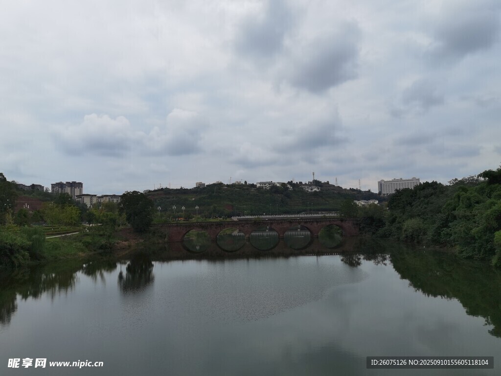 寧靜湖面與遠處景致