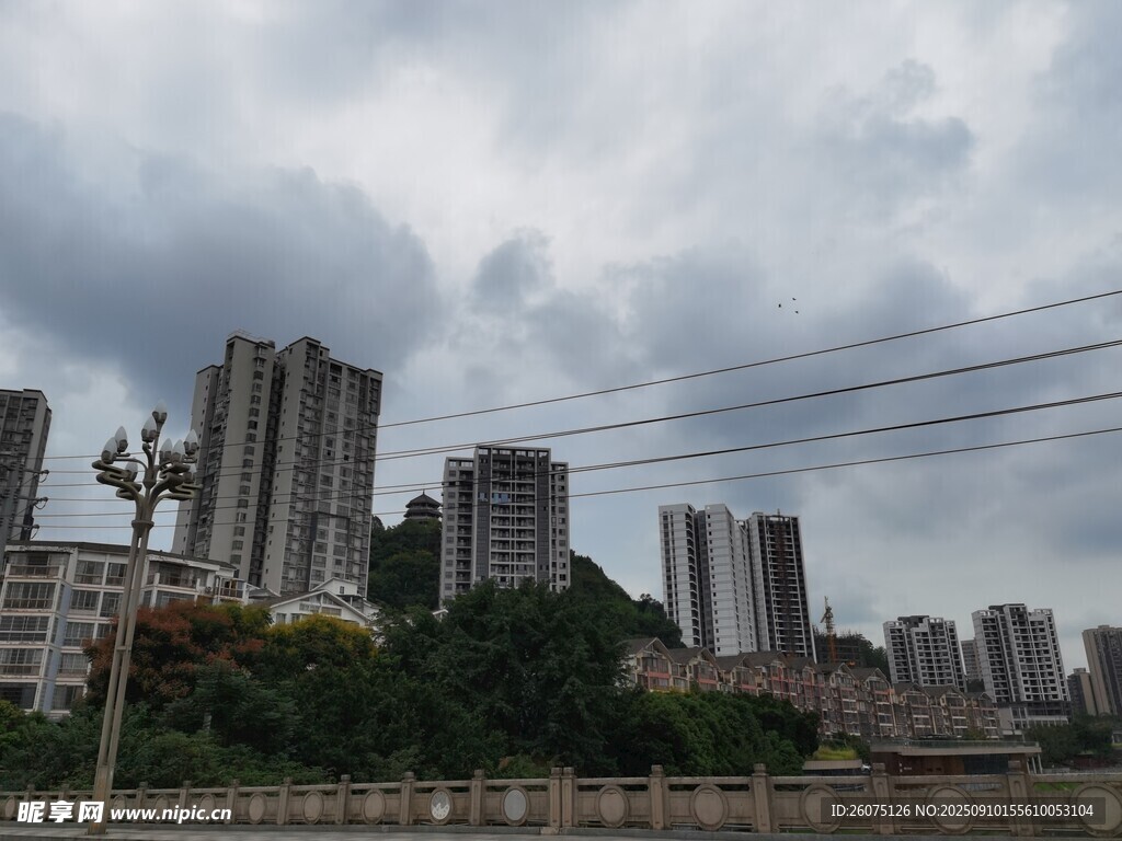 城市高樓與陰沉天空景象
