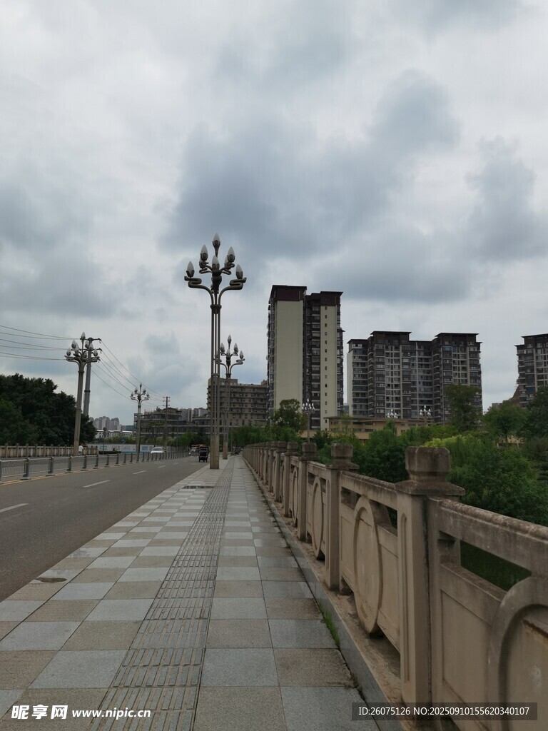 城市橋畔的陰天景致