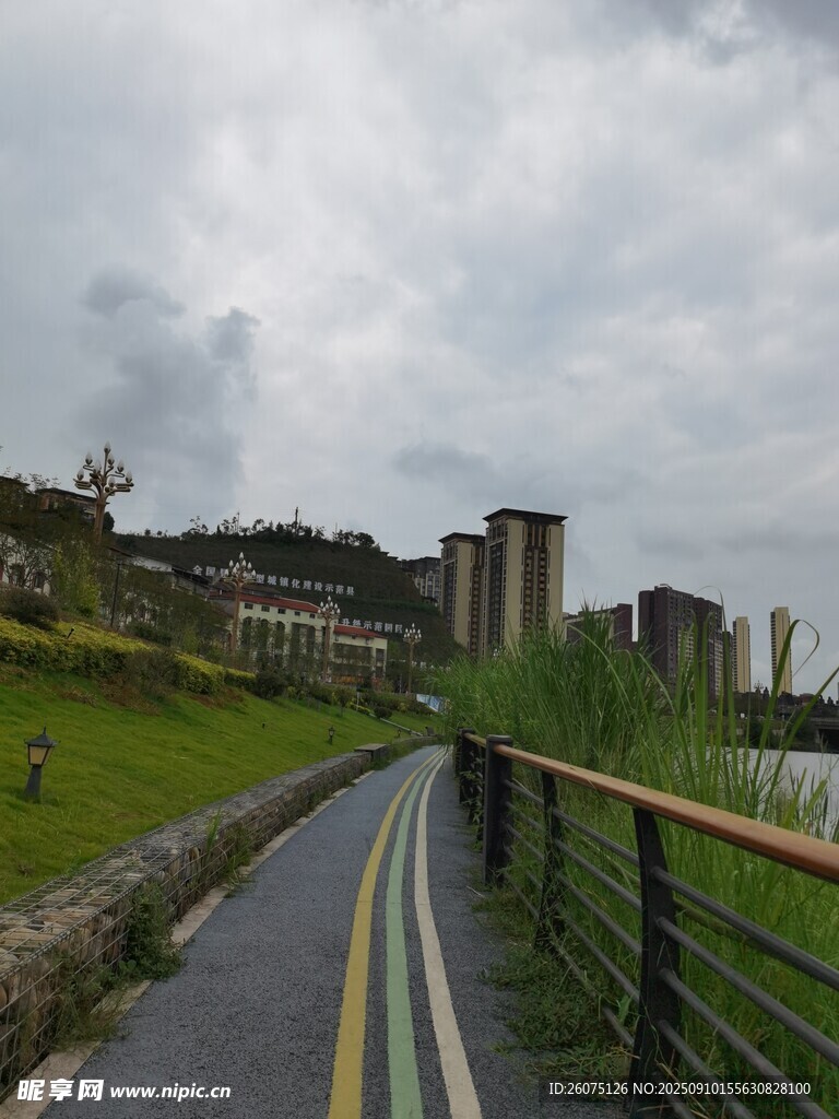 雨中河畔騎行道風景