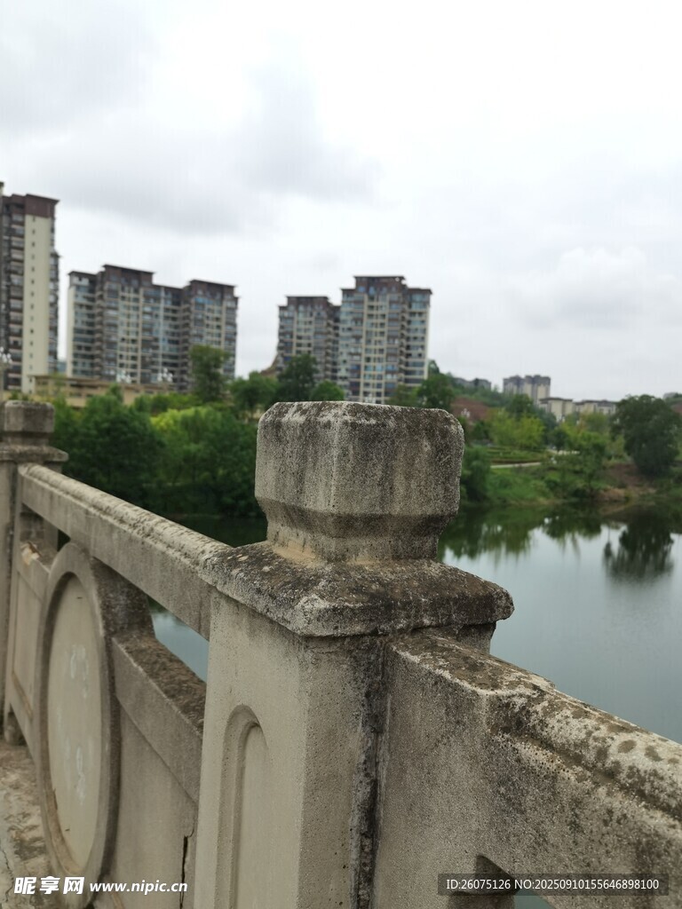 湖畔石橋與遠(yuǎn)處高樓景致