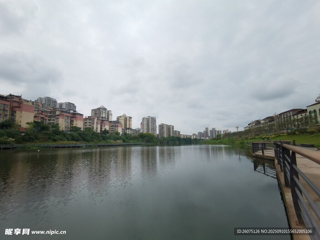 湖畔城市風(fēng)光