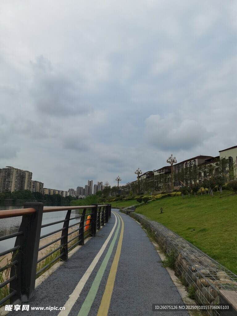 城市河畔的寧靜騎行步道