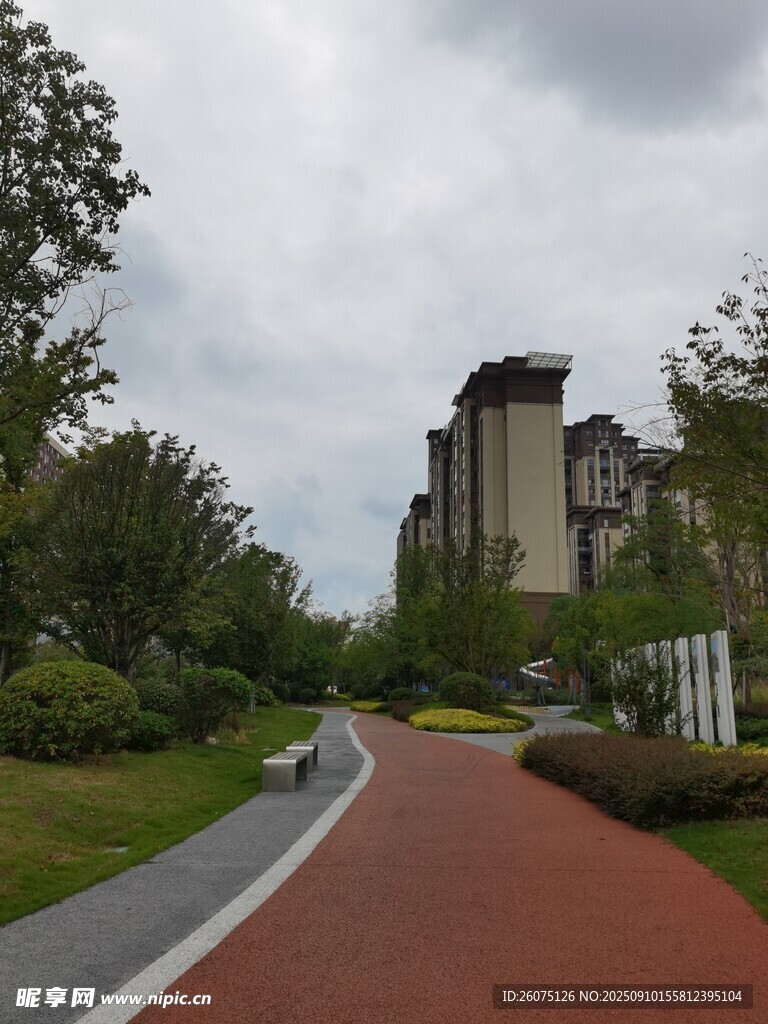 城市中的彩色休閑步道