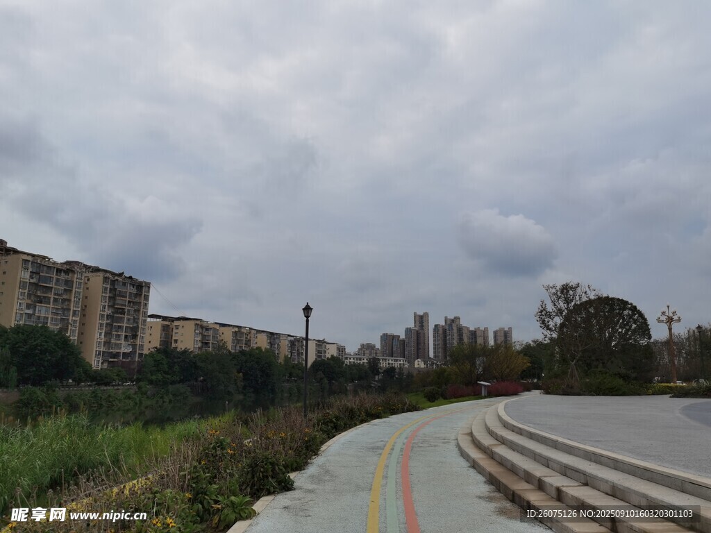 城郊景觀步道寧?kù)o氛圍