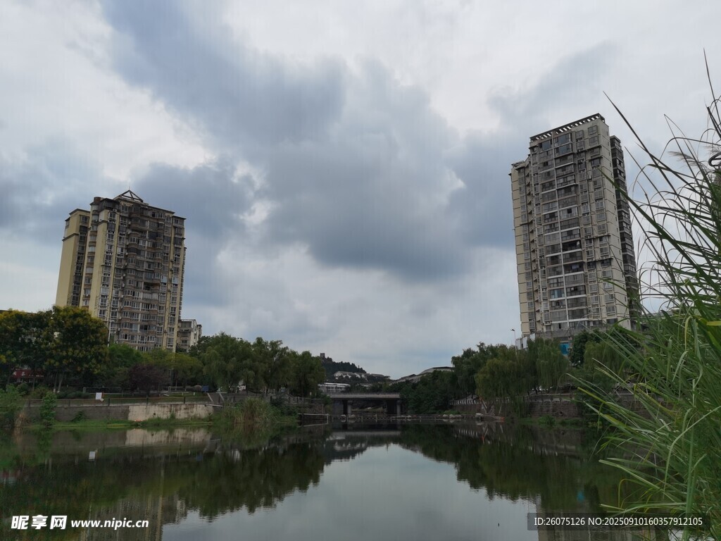 河畔高樓與靜謐水景