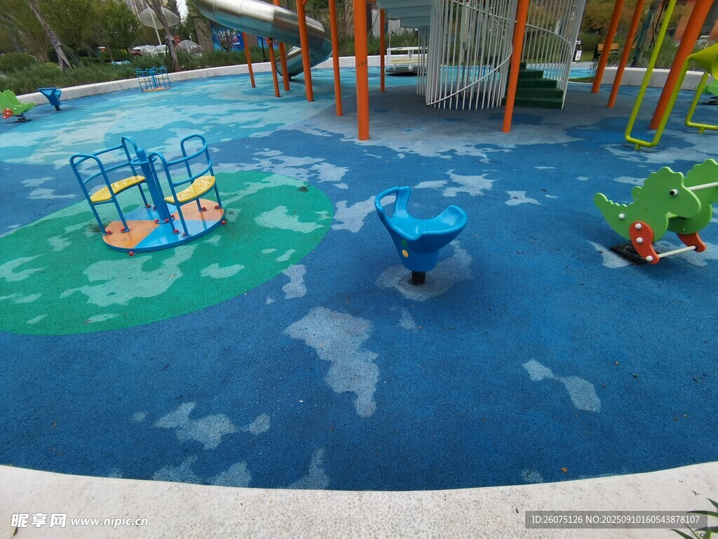 多彩兒童戶外游樂場地