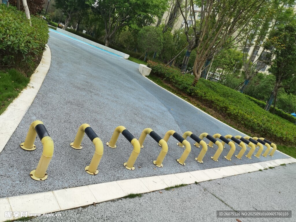 路邊整齊排列的黃色護欄