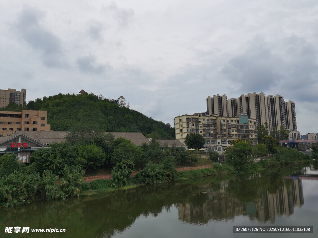 河畔城市風(fēng)光與綠植景觀