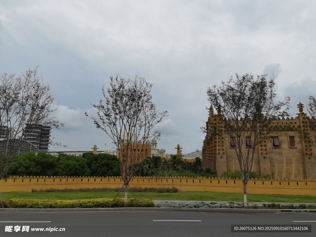 古老建筑旁的開闊景致