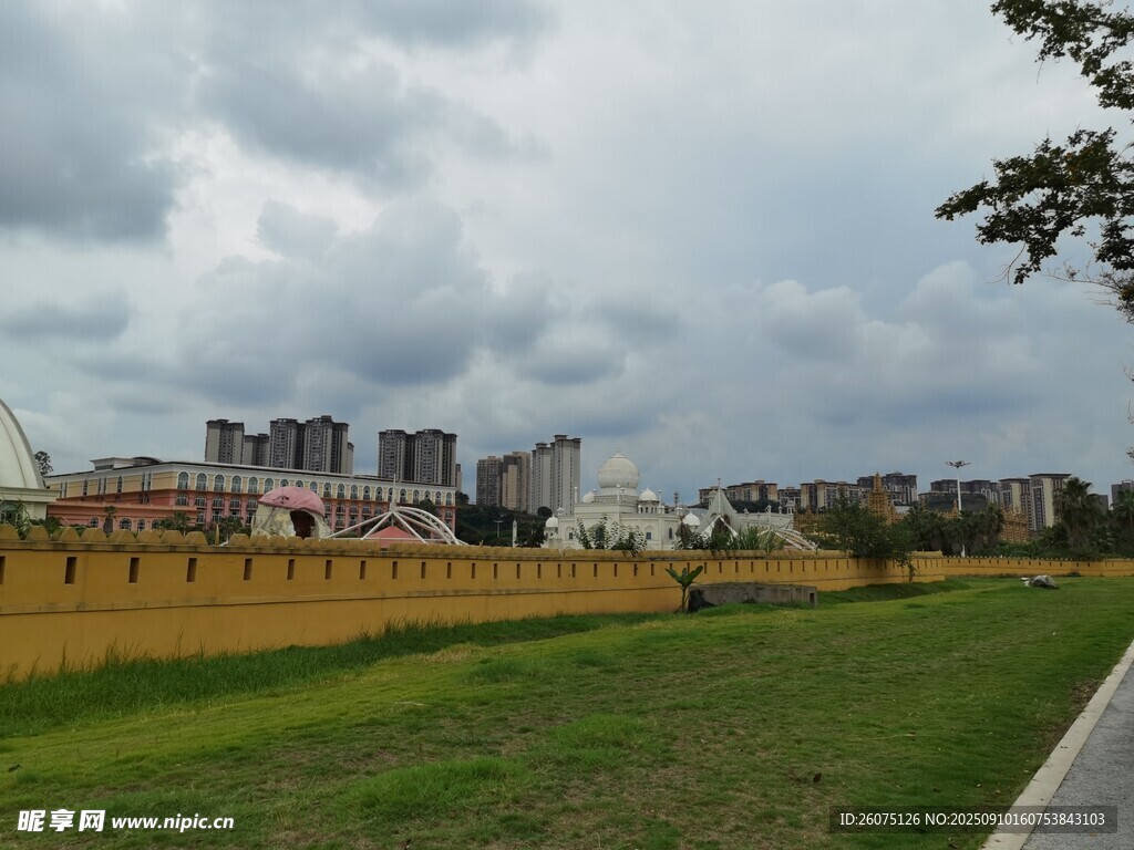 城郊田園風(fēng)光與遠(yuǎn)處建筑