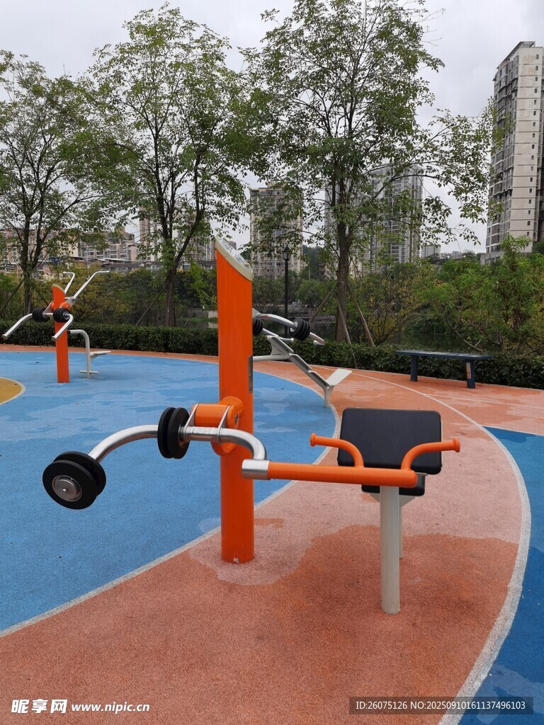 戶外小區(qū)健身器材場景