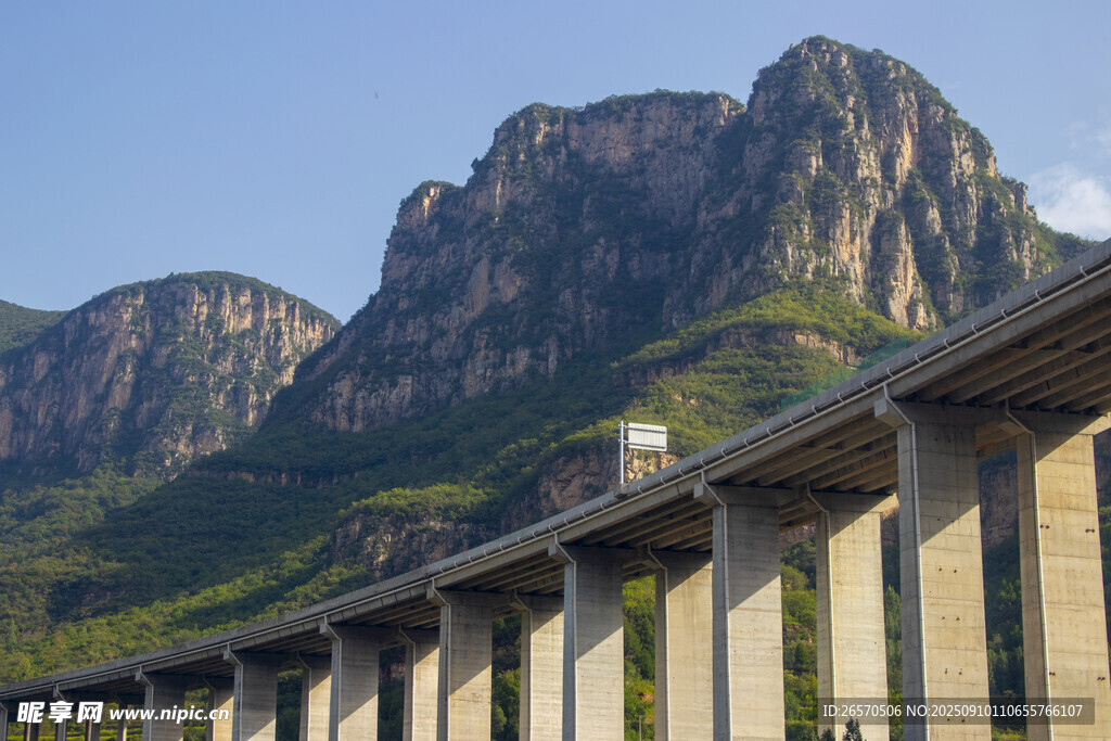 高架橋橫跨壯麗山景