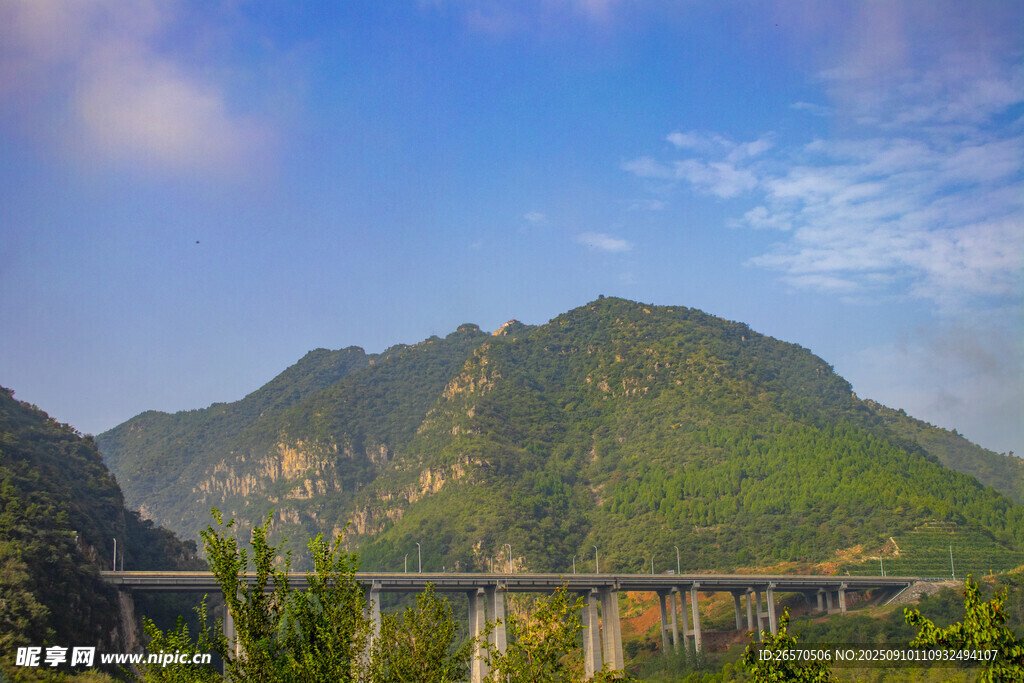 山間高架橋美景