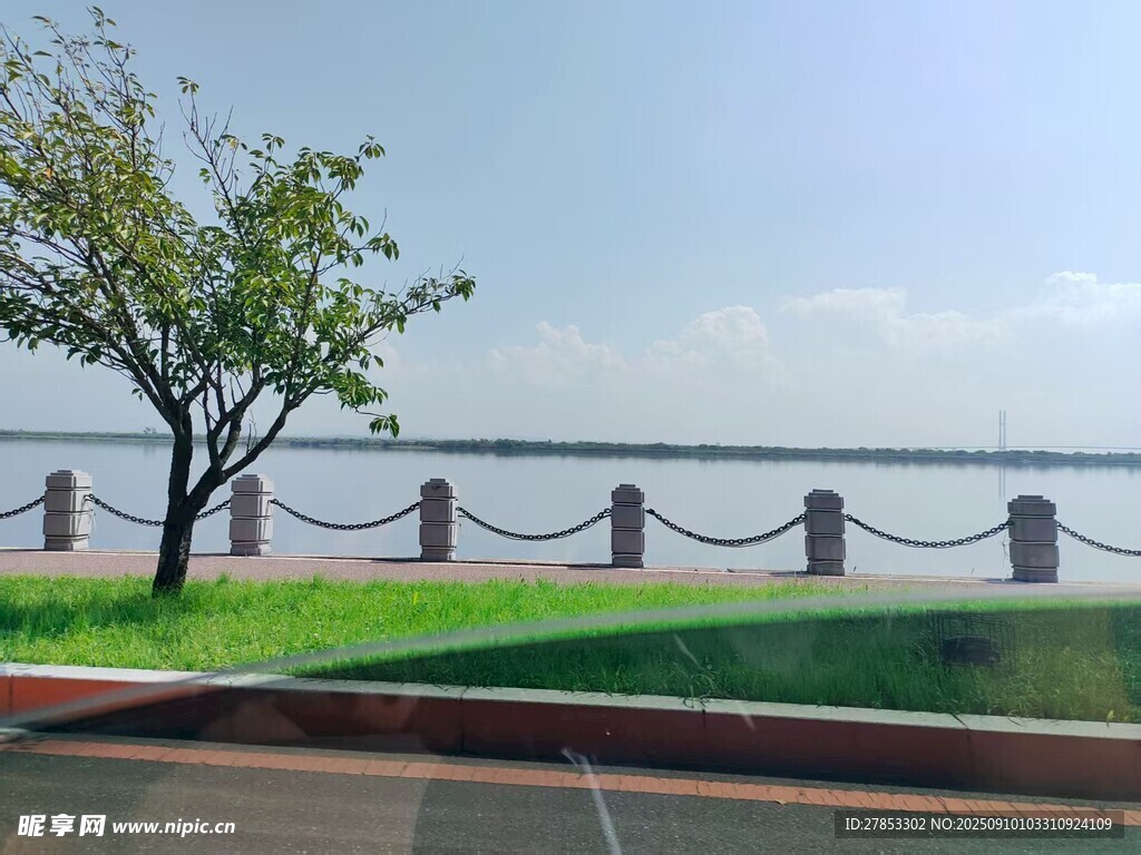 海邊綠樹旁的寧?kù)o景致
