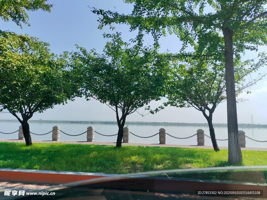湖畔綠樹成蔭的美麗景致