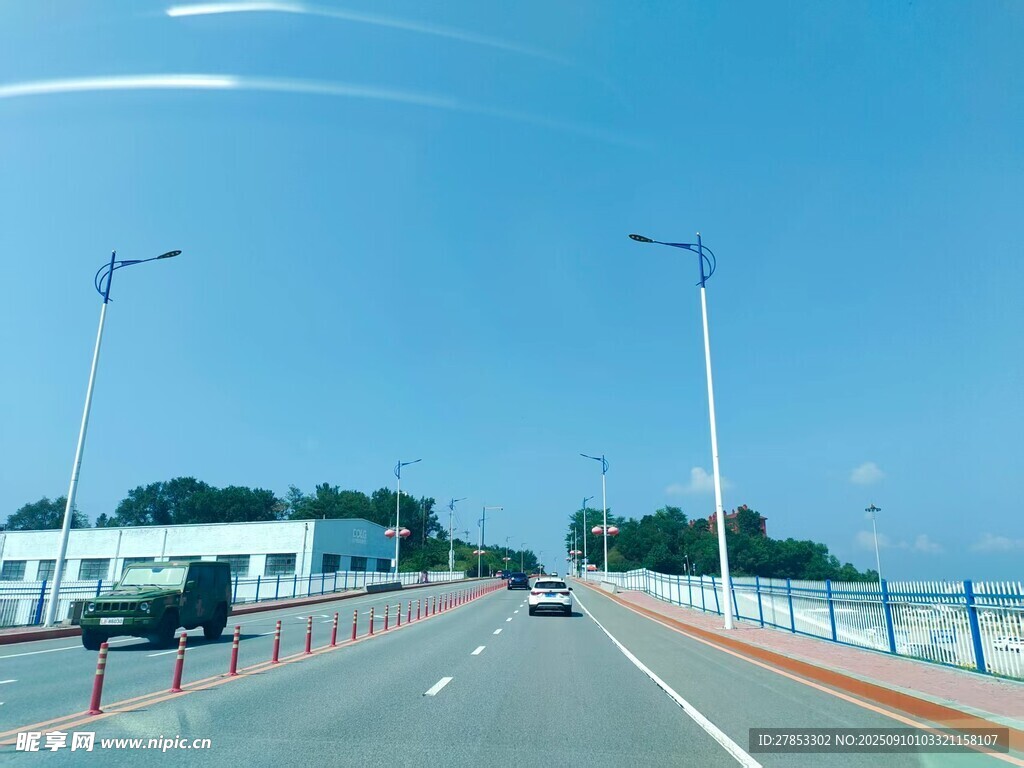 寬闊公路上的行駛風(fēng)景