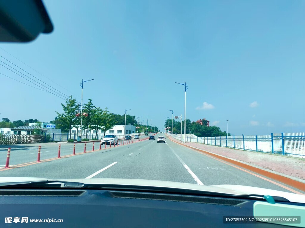 車內(nèi)視角的沿海公路風(fēng)景