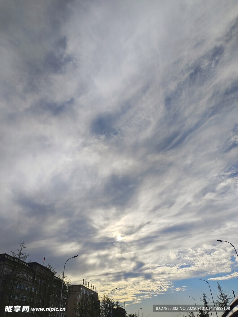 天空中飄動(dòng)的美麗云彩