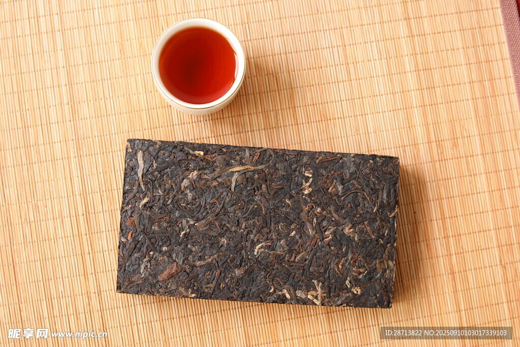 古樸茶磚與一杯茶湯