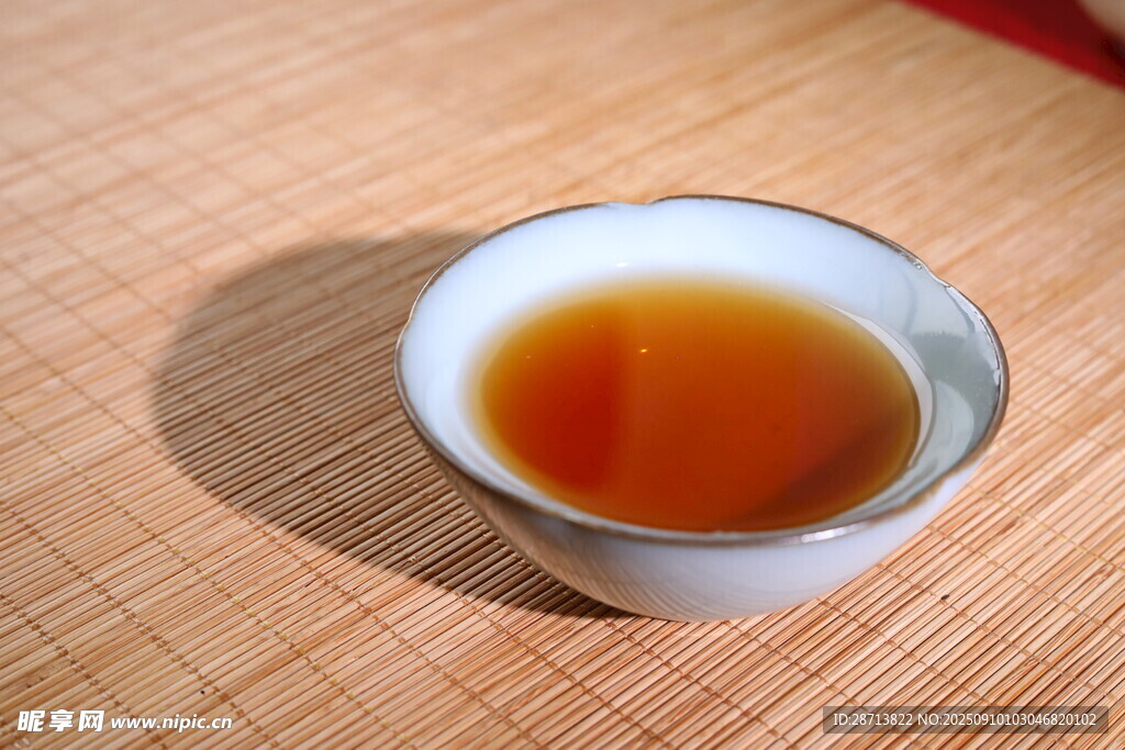 精致茶杯中的琥珀色茶湯