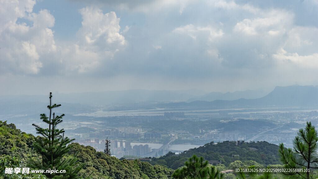 山巔遠眺云霧繚繞美景