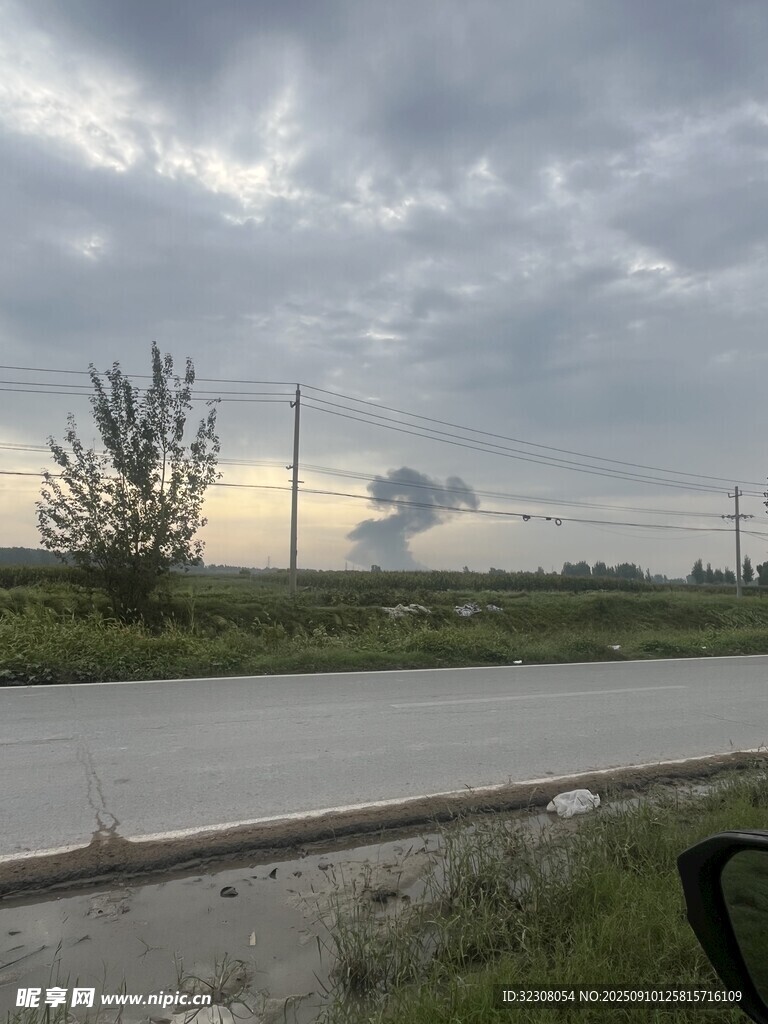 黃昏下的空曠道路景色