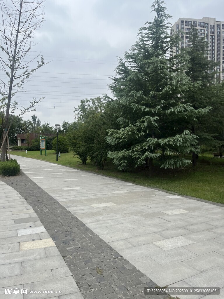 城市公園中的寧靜步道