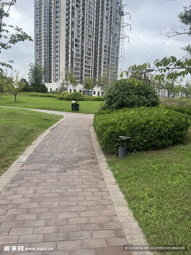 城市中幽靜的磚石小徑