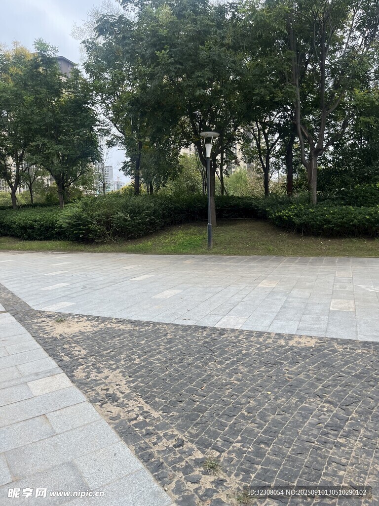 城市中靜謐的磚石鋪就小徑