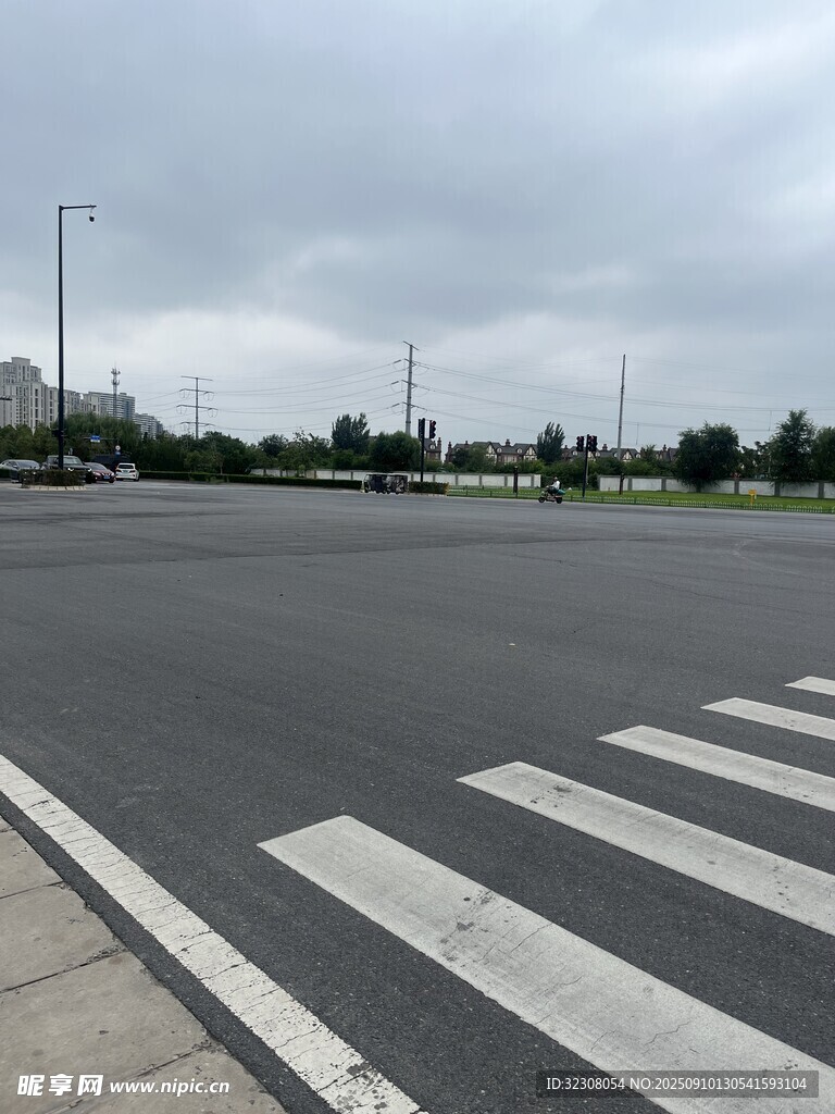 城市空曠道路與斑馬線