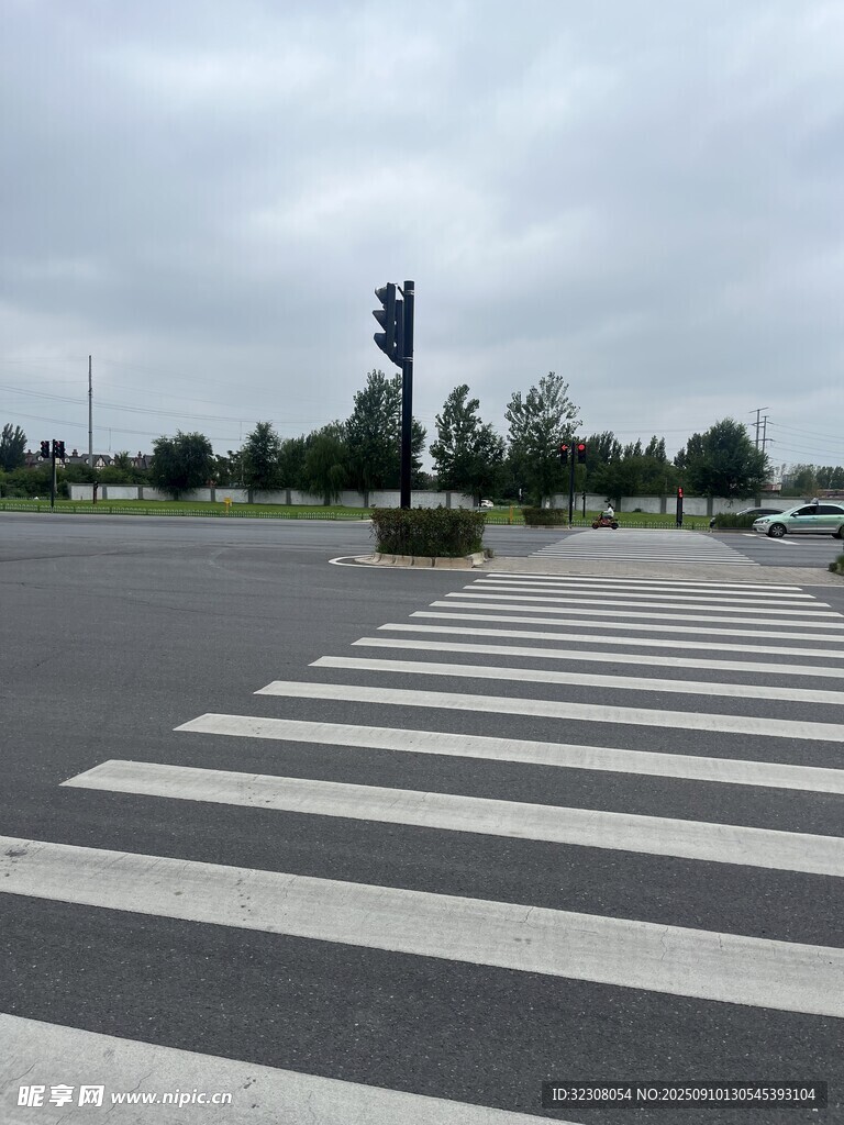 城市道路上的斑馬線與信號燈