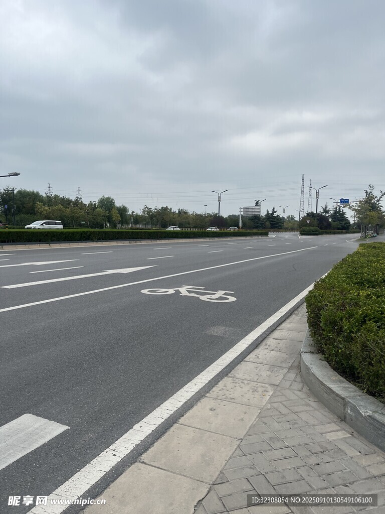寬闊城市道路及路邊綠植