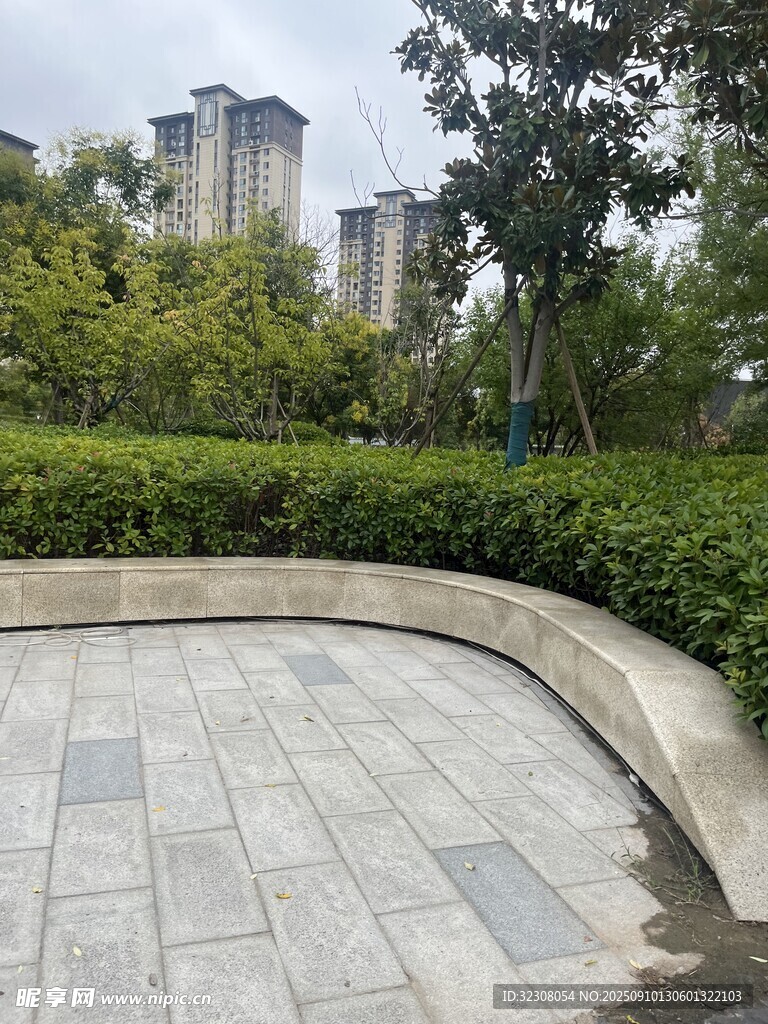 城市公園中的石砌休憩區(qū)域