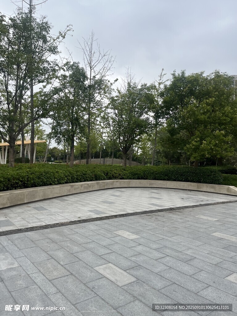 戶外空曠的磚石鋪就場地