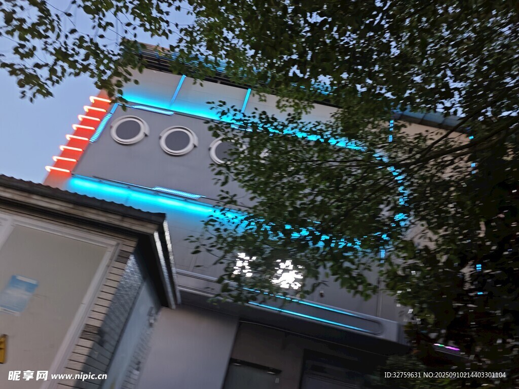 夜晚燈光下的現(xiàn)代建筑