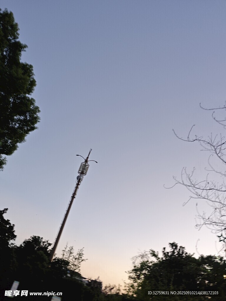 黃昏下的通信基站