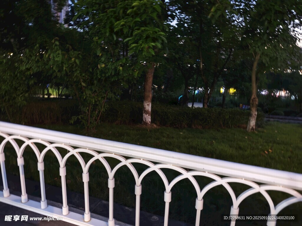 夜晚公園中的白色護(hù)欄