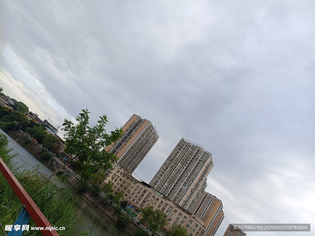 城市高樓與綠植景觀