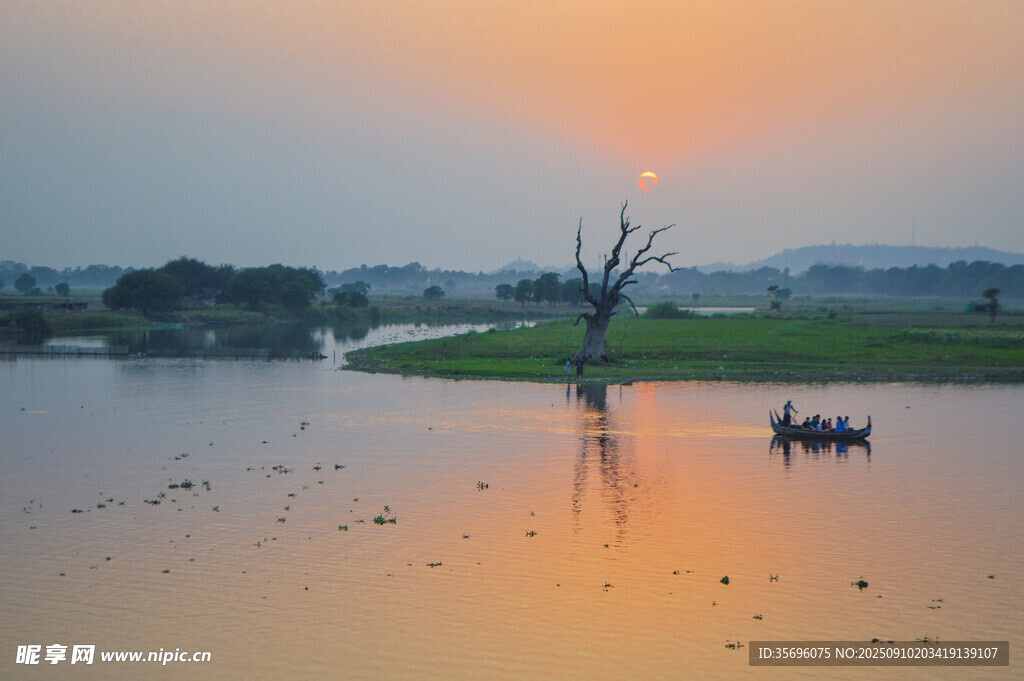 夕陽下的寧靜湖面小船景