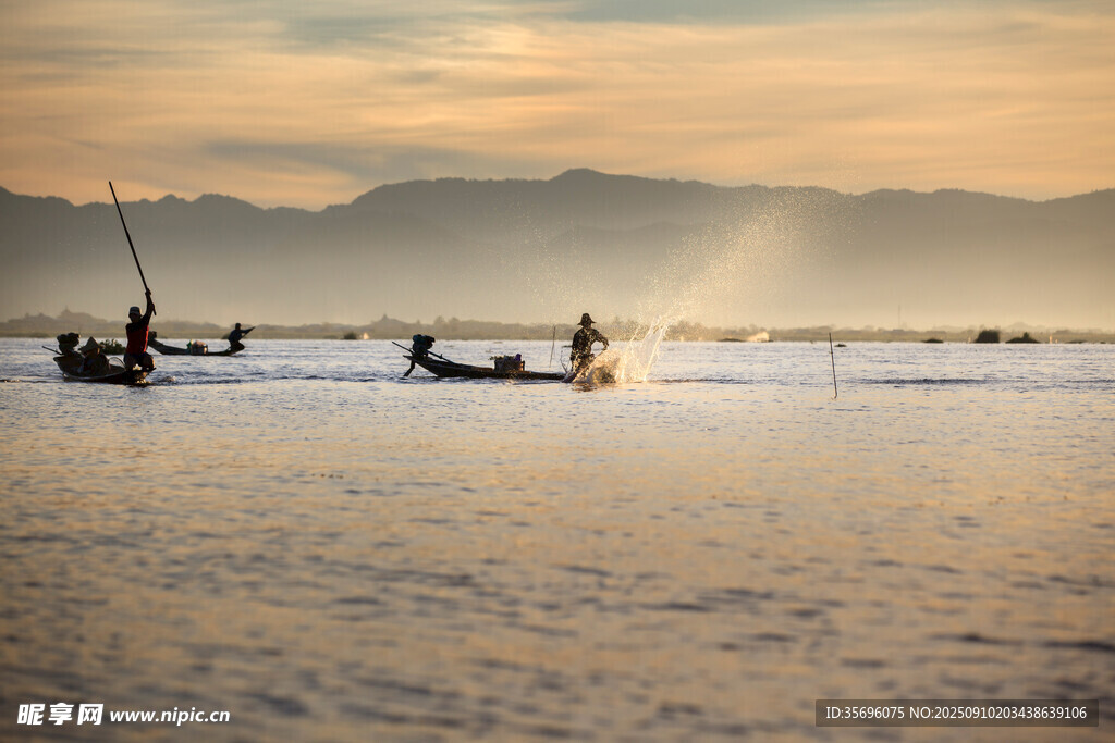 夕陽下的海上捕魚場景